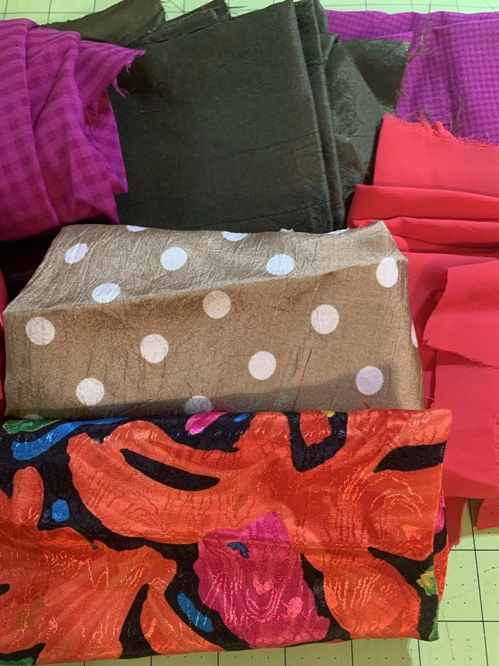 Retazos de tela sedosa estampados mixtos y tamaños costura manualidades ropa ~ lote #35 Foto 3 de 4