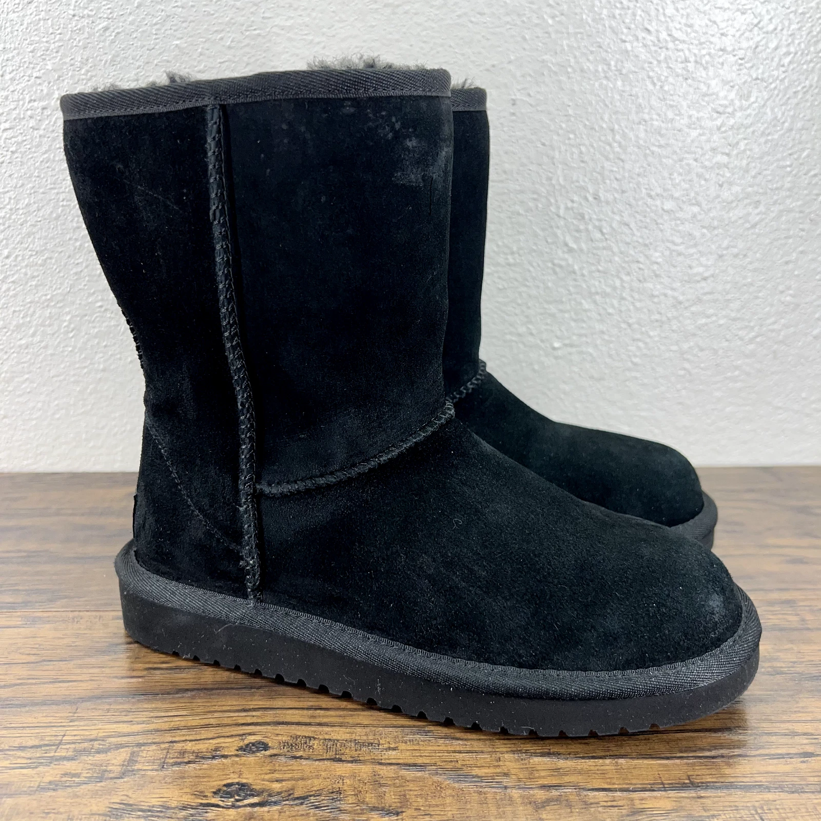 Stivali da donna neri UGG Koolaburra taglia 5 camoscio classici foderati in pelliccia sintetica corti