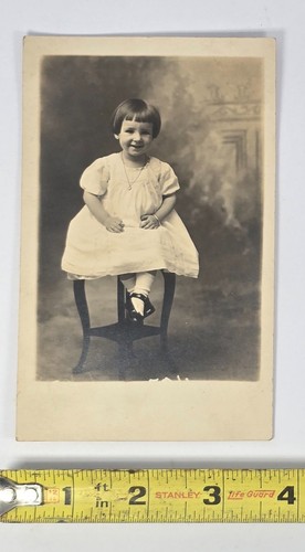 Antike RPPC Kleinkind Mädchen Portrait Postkarte weißes Kleid Studio Foto um 1920 - Bild 6 von 6