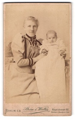 Fotografie Strim & Walter, Berlin, Köpenickerstr. 102, Mutter im Biedermeierkle 