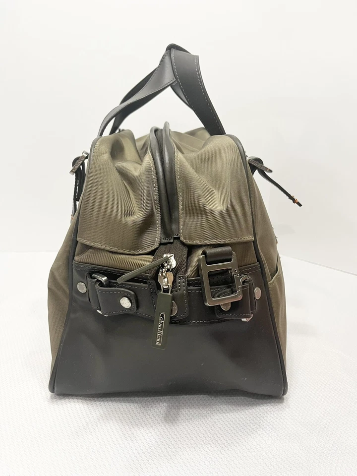 Bolso de viaje para pasar la noche Calvin Klein de nailon imitación cuero verde 12"x18"x10" Foto 2 de 4