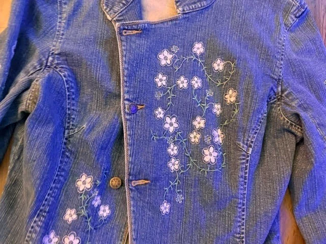 Jaqueta caminhoneiro Thalia Sodi feminina grande azul floral denim botão assimétrico vintage - Imagem 4 de 4