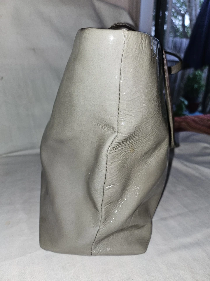 AUTÉNTICO BOLSO DE MANO CON LAZO DE CHAROL GRIS KATE SPADE EN MUY BUENA CONDICIÓN Foto 3 de 4