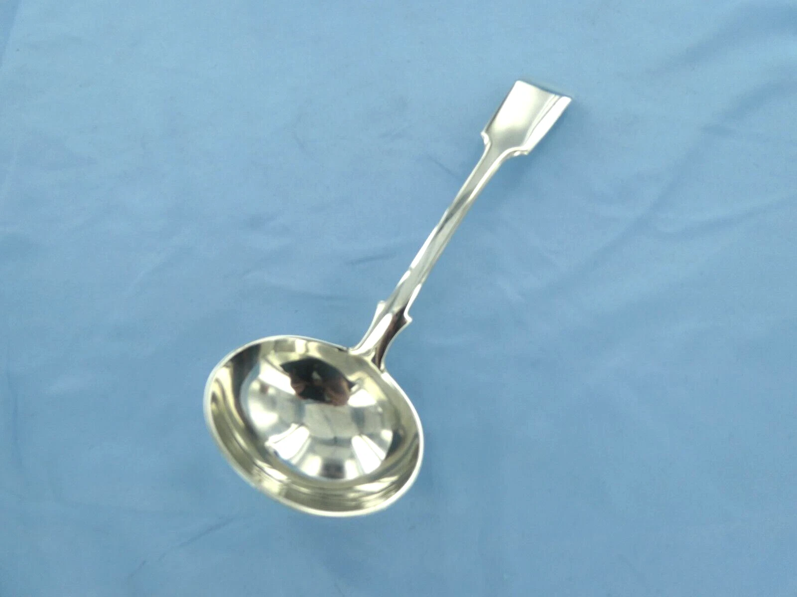 AN ANTIQUE STERLING SILVER FIDDLE BACK SAUCE LADLE LONDON 1896.