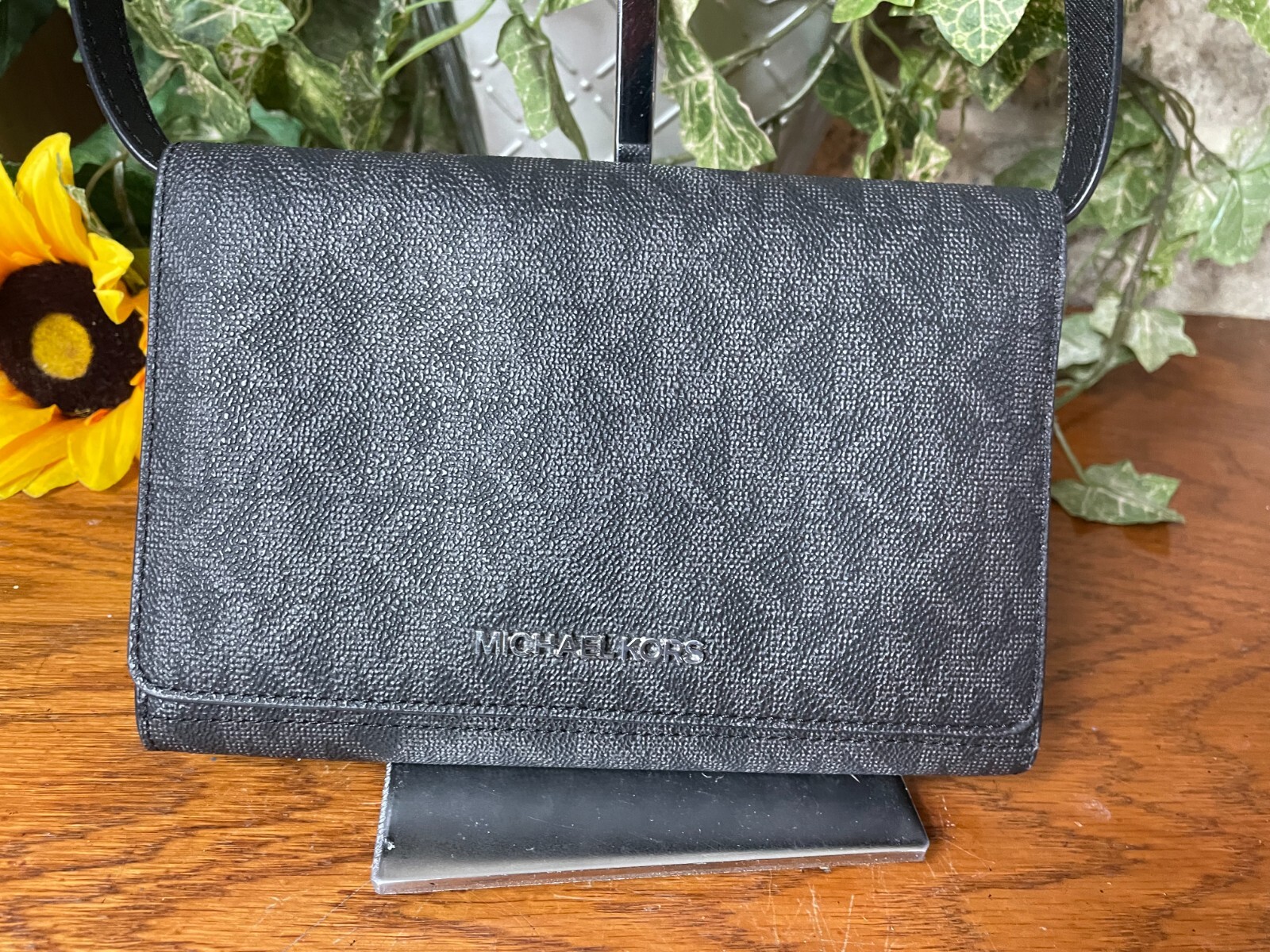 MICHAEL KORS JET SET MULTIFUNCTION CROSSBODY CLUT… - image 2