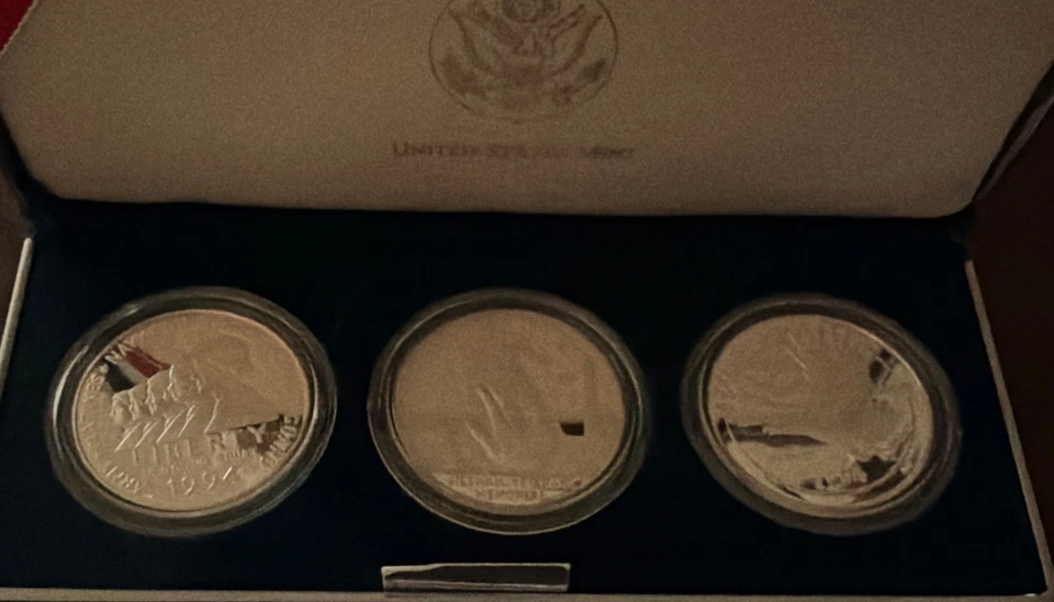 1994-P US MINT VETERANS COMMEMORATIVE SILVER DOLLAR 3-COIN PROOF SET - Image 4 of 4