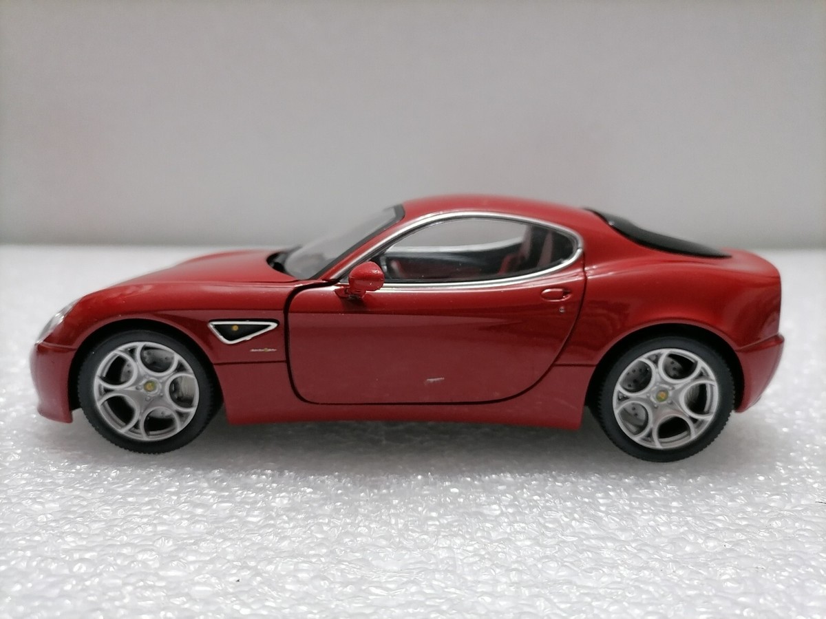 ALFA ROMEO 8C Competition 2008 - Vintage diecast 1:24 Scale