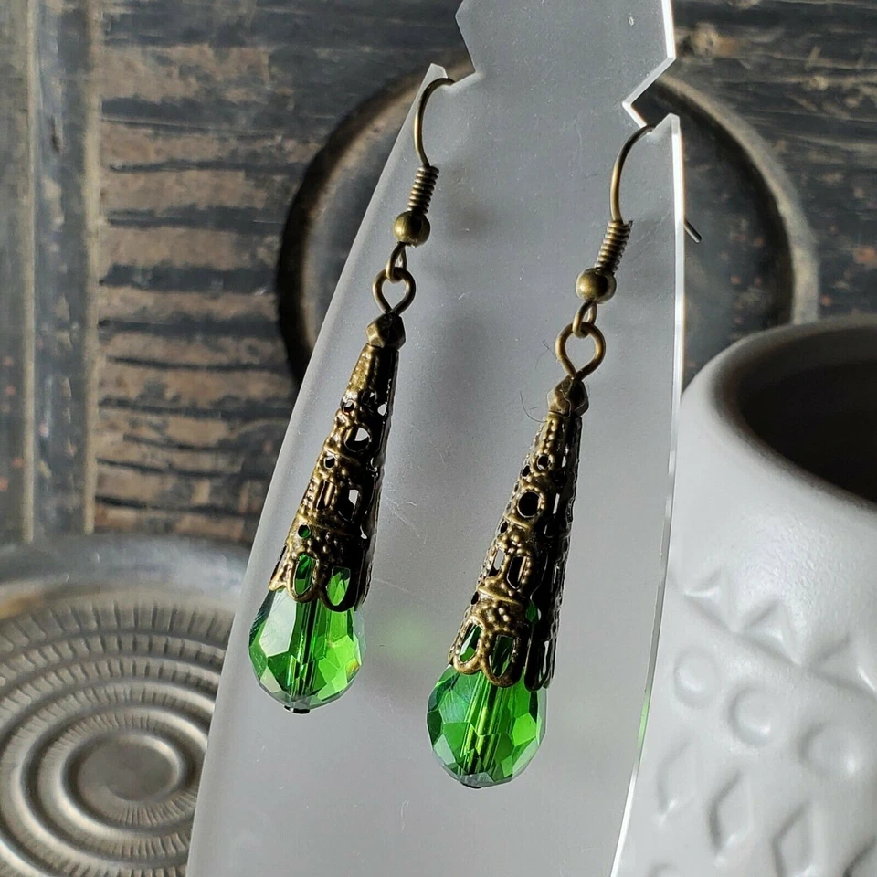 Pendientes antiguos de lágrima de cristal verde esmeralda facetados filigrana de bronce Foto 4 de 4