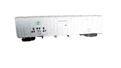 Southern Pacific SPFE 457147 Ho  -Kadee Couplers (one coupler Missing)   -Used