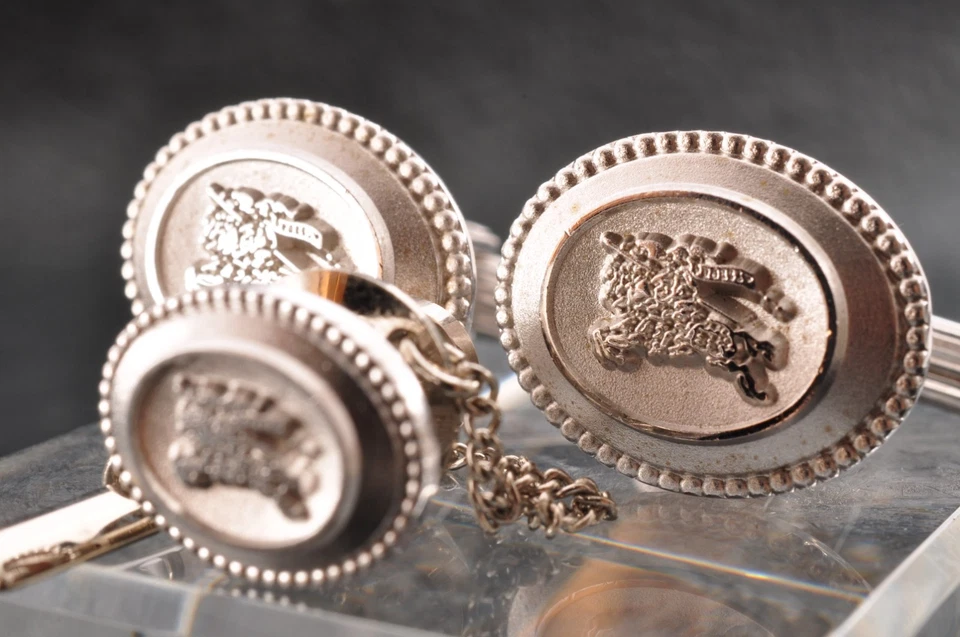 Gemelos y corbatas estilo tradicional "Burberry" color plata y caja de marca. Foto 2 de 4