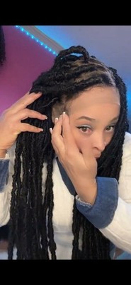 Lange tolle schwarze Zöpfe treffen Dreadlocks - afrikanisch inspiriert