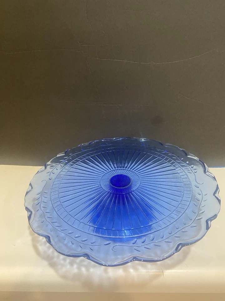 Pedestal de vidrio azul cobalto soporte para pasteles | 9,75" | patrón de hojas de laurel | borde ondulado Foto 2 de 4
