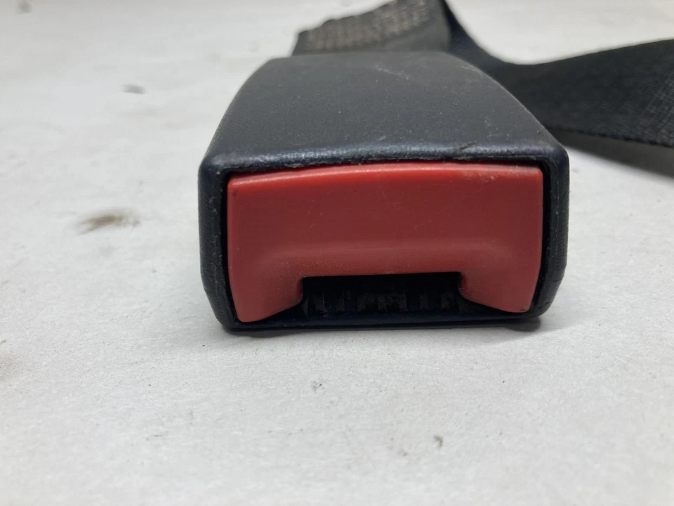 Cierre de cinturón de seguridad Ford F800 (extremo femenino) - Usado | P/N 124131 Foto 2 de 4