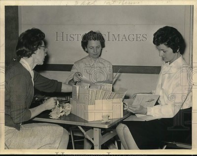 Press Photo Group makes plans for mother-daughter banquet in New York