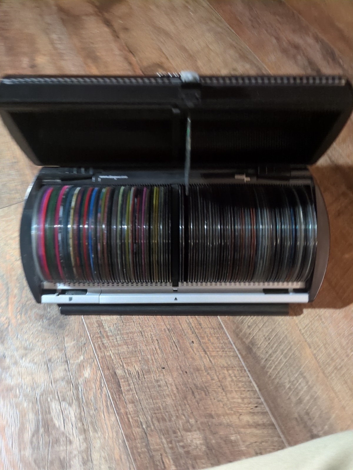 DiscGear Selector 100 Auto And Lot Of 100 Cds, Mainly Rock, Numetal And Ska