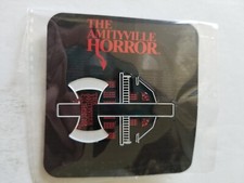 SKRZYNKA Z ŁUPAMI FRIGHT THE AMITYVILLE HORROR SZPILKA EMALIOWANA