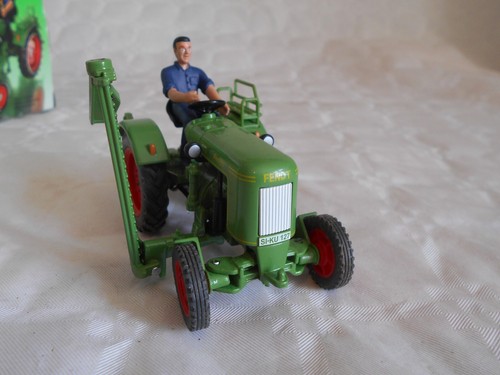 Siku Farmer classic 3471 Fendt Dieselross Tractor with side cutter model 1:32 - Picture 4 of 7