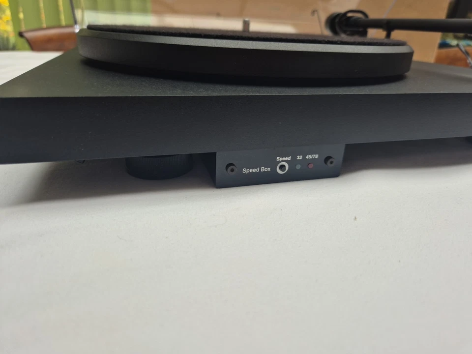 PRO-JECT DEBUT III PHONO SB TURNTABLE BUILT IN PHONO PRE-AMP ORTOFON Cartridge  - Image 2 of 4