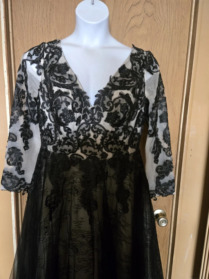 Vestidos de novia góticos negros de encaje mangas largas y tren talla grande  Foto 4 de 4