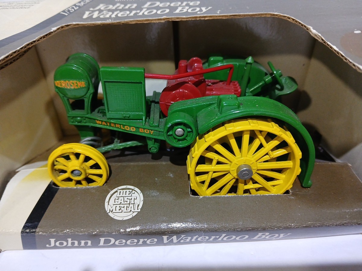 Vintage 1/32 SCALE JOHN DEERE WATERLOO BOY TRACTOR 1993 Metal