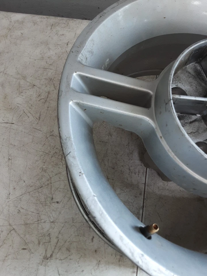 10 10-12 Can Am Can-Am Spyder RT 2010 llanta trasera recta raspada Foto 3 de 4