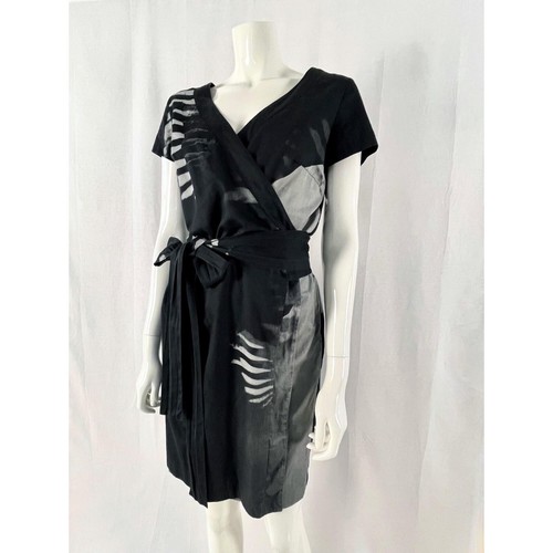 Schwarzes Wickelkleid von Marimekko, Baumwollkleid mit abstraktem Druck Anna ...