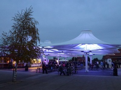 Foto A3 neues Zeltdach über dem Außengastronomiebereich Newmarket\/TL646 c2014