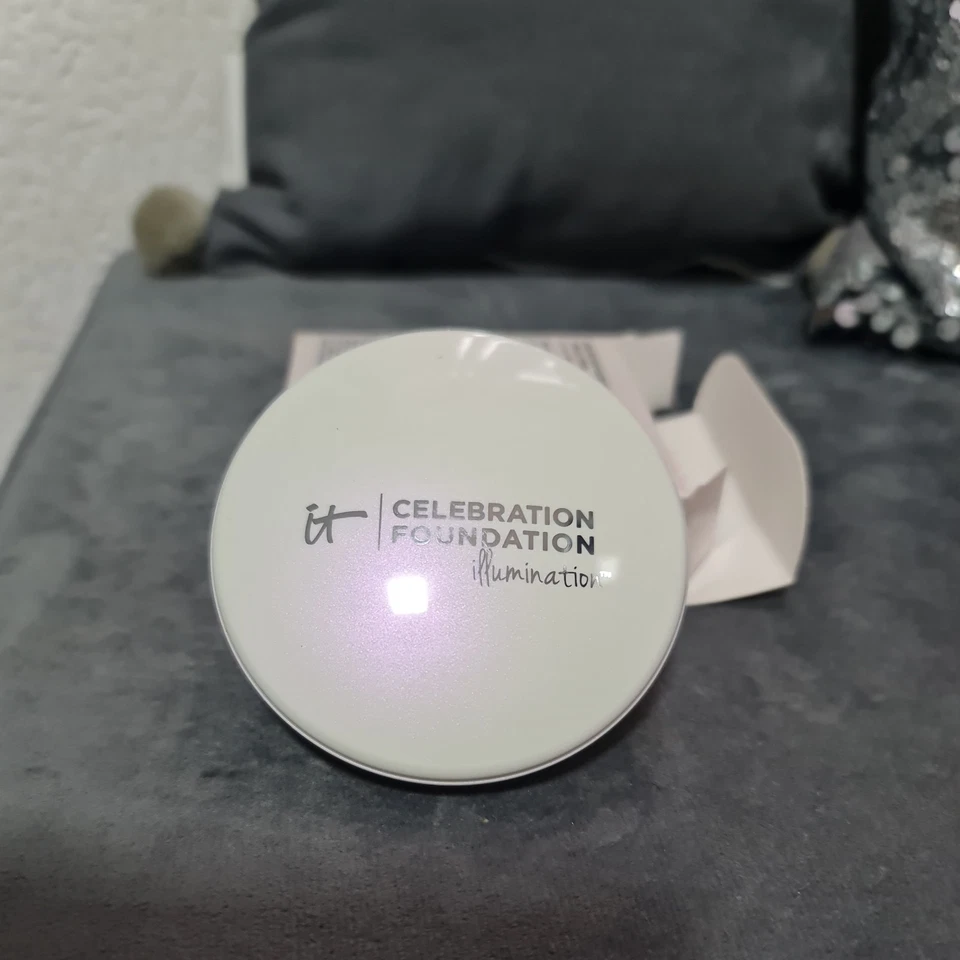 IT Cosmetics Celebration Foundation Illumination light brand new in box - Image 4 of 4