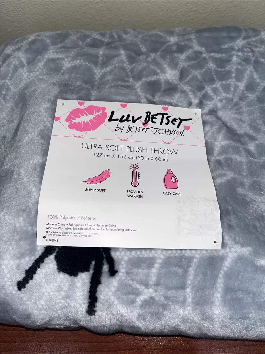 BETSEY JOHNSON SPIDERWEBS AND SPIDERS PLUSH HALLOWEEN THROW BLANKET 50 x 60 NWT