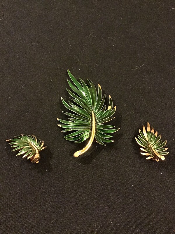 VINTAGE LEAF PIN & EARRINGS SET PAT PENDING GC UNBRANDED