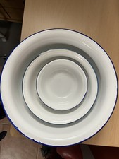 3 Stück Emaille-Schüsseln weiß mit blauem Rand