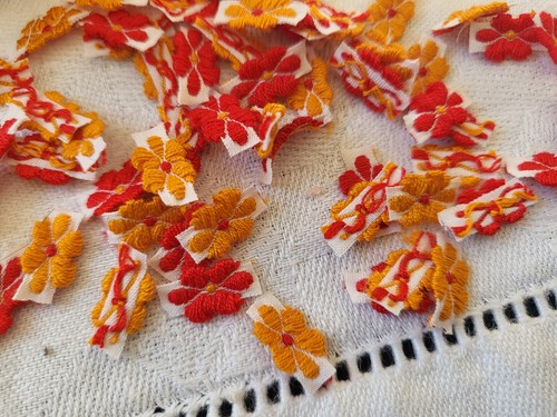 Lot 70 mini fleur orange rouge pour création couture vintage 1,1 sur 0,8 T15-23 - Picture 2 of 4