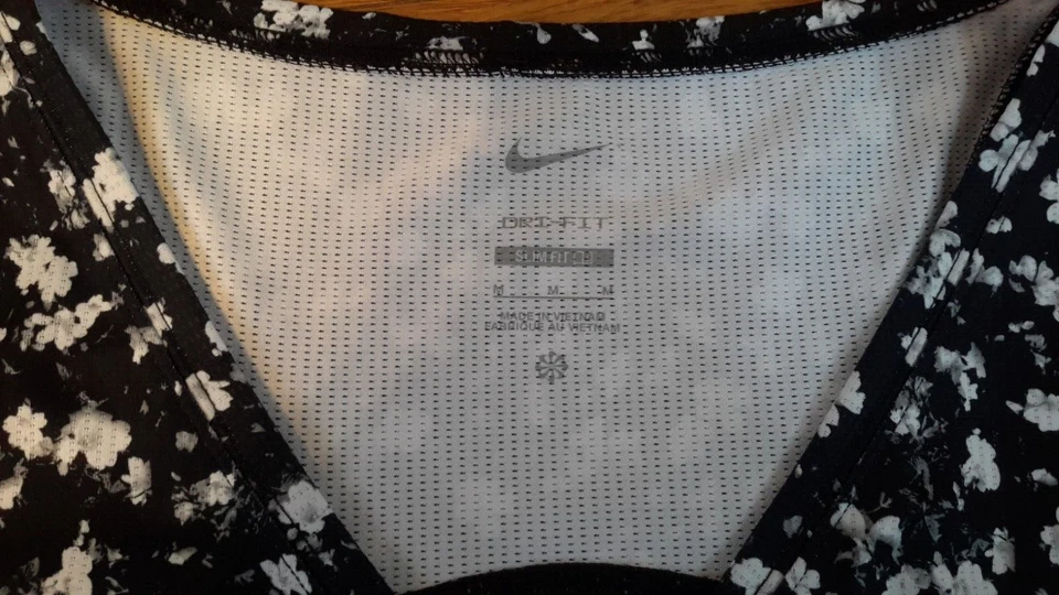 Camiseta sin mangas Nike Dri Fit ajustada para mujer M atlética negra/blanca con estampado floral Foto 3 de 4