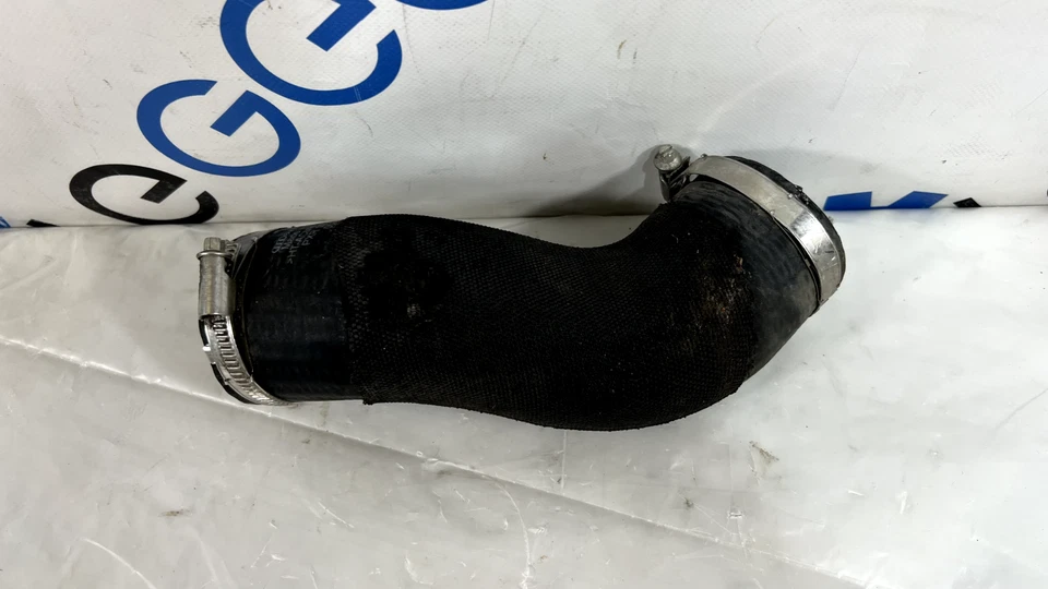 Manguera de presión intercooler AUDI RS5 Sportback 2018-2024 OEM 8W0145555A Foto 3 de 4