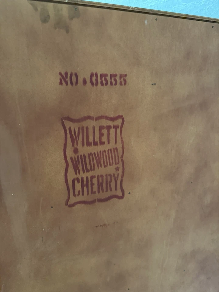 Este es un gabinete de porcelana de cereza Willett Furniture Company vintage con cuerda giratoria Foto 2 de 4