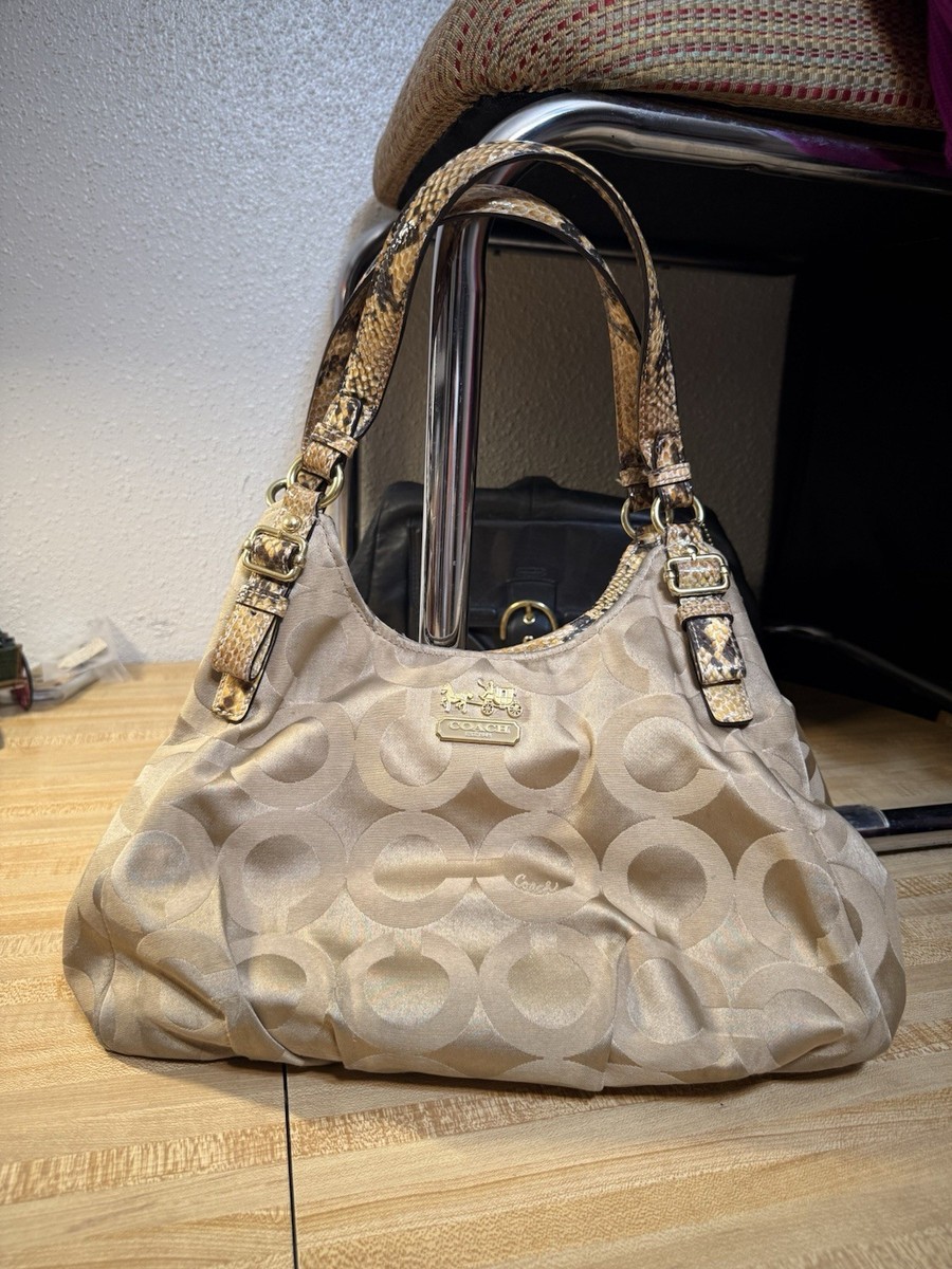 は　 COACH Handbag #17689 Maggie Madison Op Art Snake Print Trim