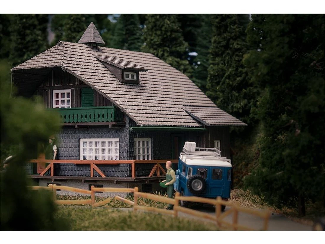 Faller 130010 H0 Jubiläumsmodell Schwarzwaldhaus mit Figur