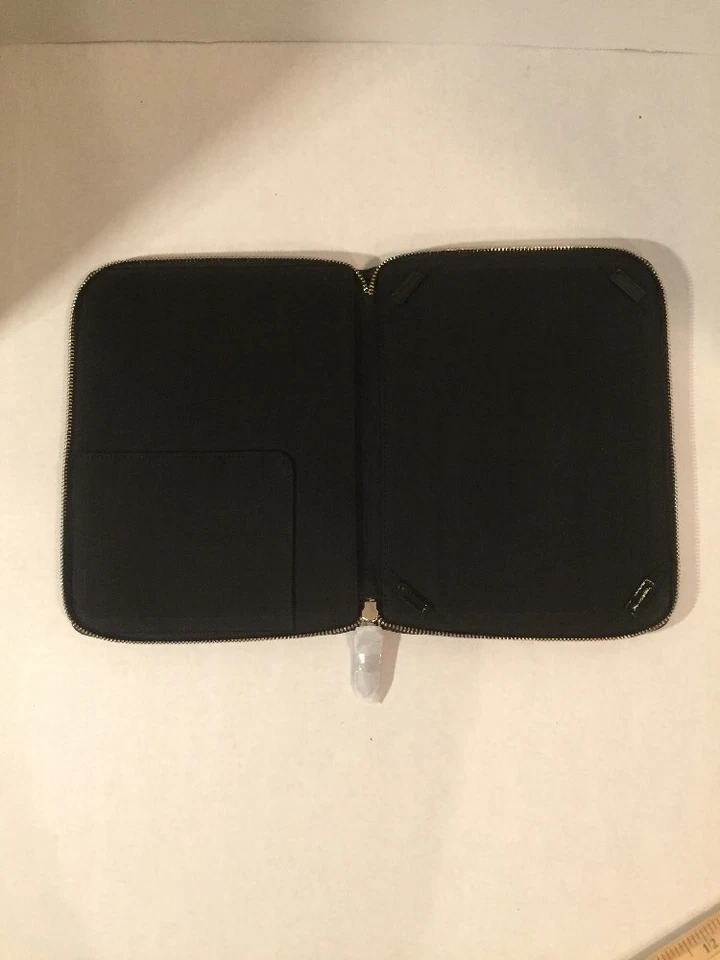 Funda para iPad Be&D para mujer negra con tachuelas doradas 8"X10" nueva Foto 4 de 4