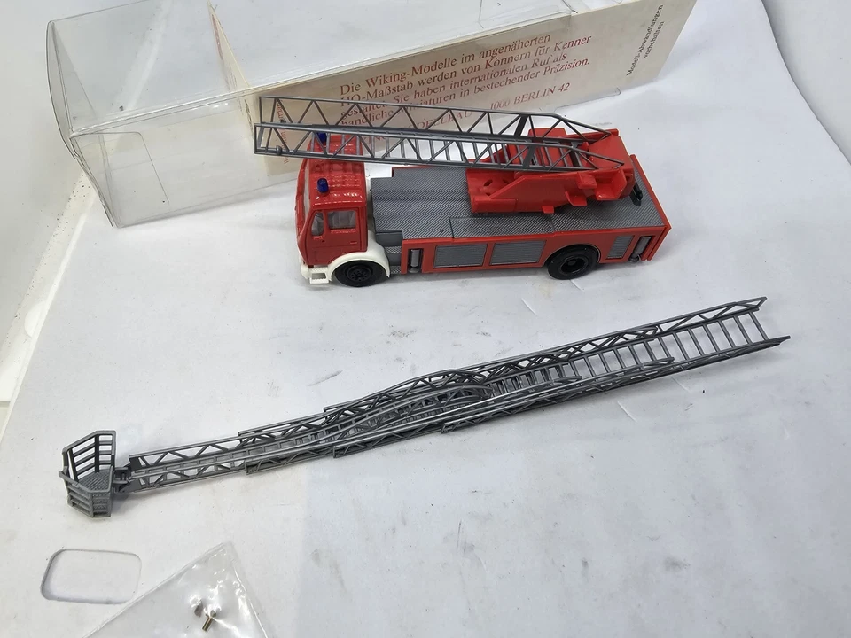 CAMIÓN DE BOMBEROS ESCALERA EXTENSIBLE MERCEDES ESCALA HO WIKING EN ESTUCHE DE PLÁSTICO. Foto 3 de 4