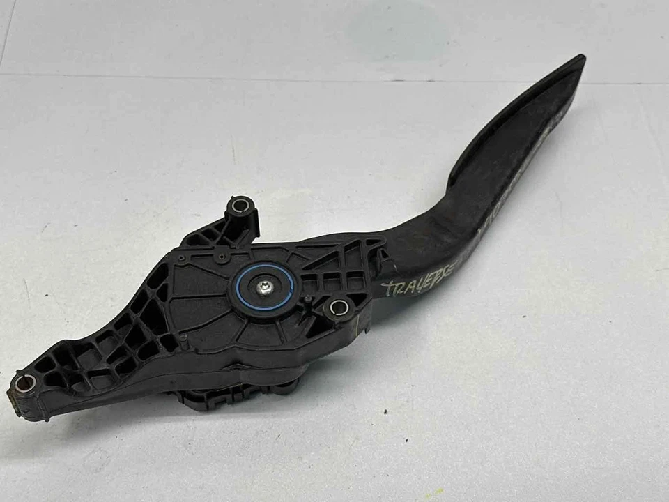 Chevrolet Traverse accelerator pedal 2017 pedal assembly 3.6L OEM 84024926 - Image 4 of 4