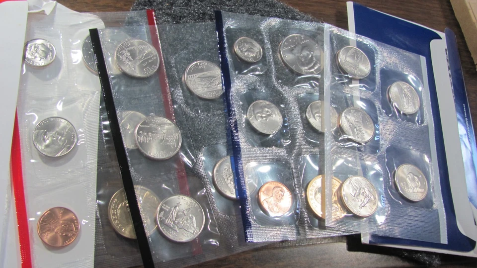 2005 Uncirculated Coin Set U.S Mint Government Packaging - Image 2 of 2