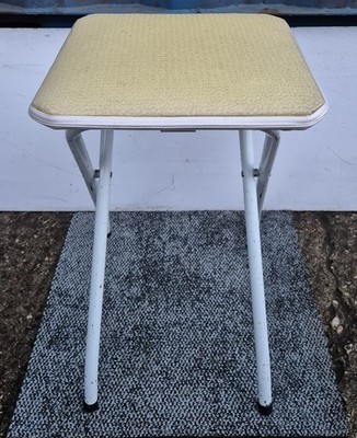 Vintage Klapphocker quadratisch gepolsterter Sitz Metallbeine weiß und gelb