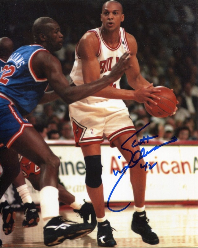 SCOTT WILLIAMS Chicago Bulls 1990-94 Signed Photo in action 3x NBA Champ COA