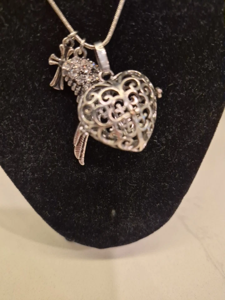 Collar Llamador Ángel con Medallón Alas de Ángel y Cruz Tono Plata 24" Foto 2 de 4