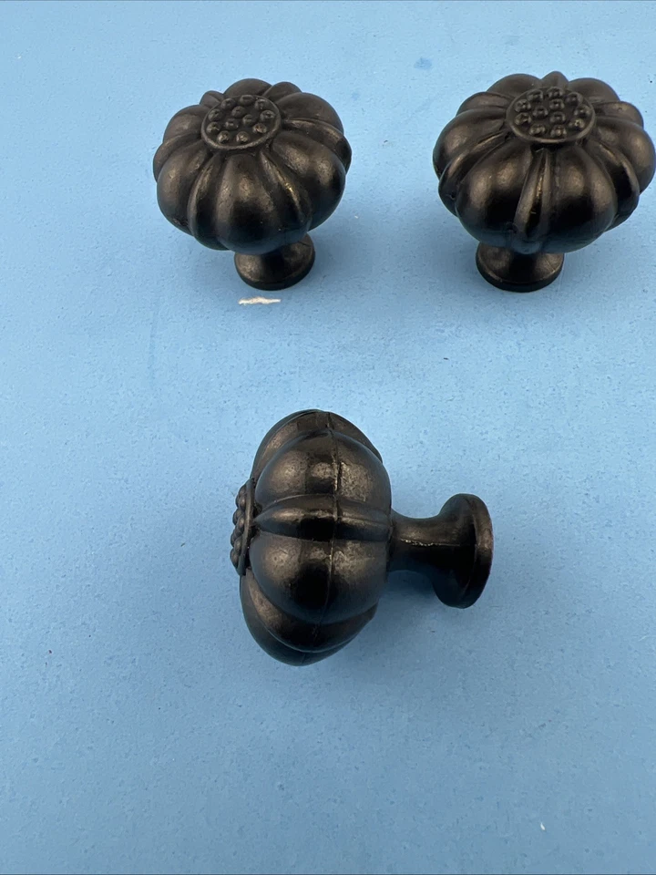 SET OF ASHLEY NORTON PETAL 1-1/2'' ROUND FLUTED FLOWER LUXRY BRONZE CABINET PULL - Image 4 of 4