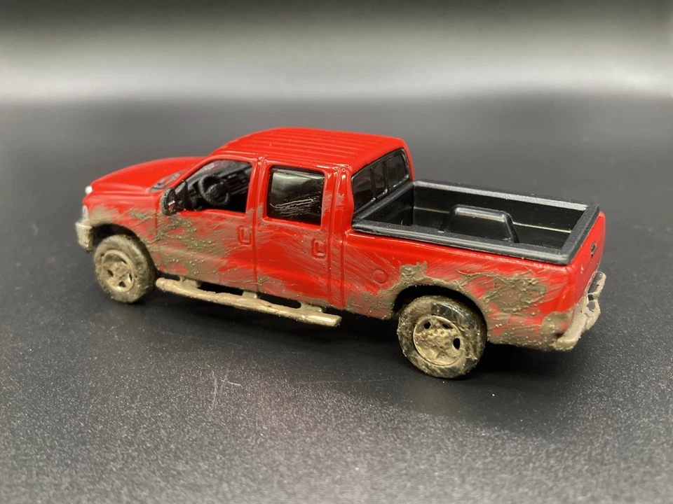 Camión de barro fundido a presión Ford F-250 Super Duty 2004 diésel 4x4 personalizado 1/64 Foto 4 de 4