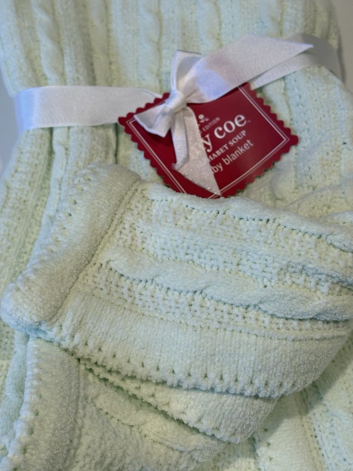 Manta de bebé Amy Coe verde pastel de chenilla tejida con cable edición limitada etiqueta roja Foto 3 de 4