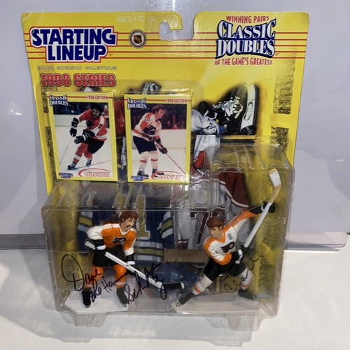 Bobby Clarke/Dave Schultz 1998 Doppio Classico Starting Lineup JSA COA - Foto 1 di 5