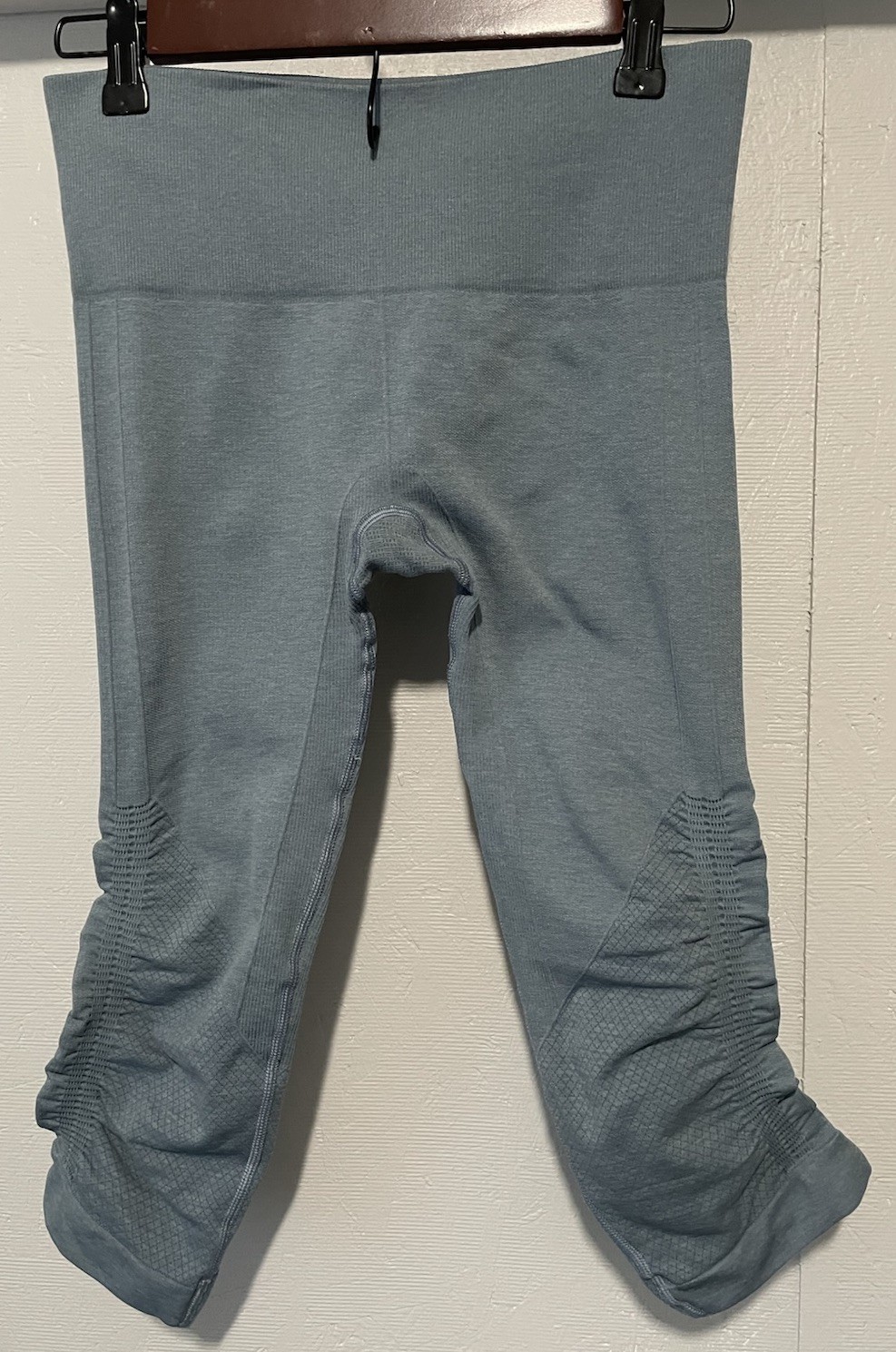 Lulmon Ebb and Flow Capri Yoga Pants in Heather Blue Size 4