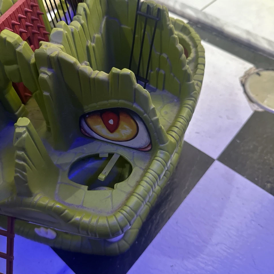 FORTRESS OF FANGS Dungeons & Dragons D&D Playset INCOMPLETE 1983 - Image 2 of 4